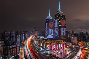 You can see well-preserved traditional architecture, cobblestone roads, and ancient canals.